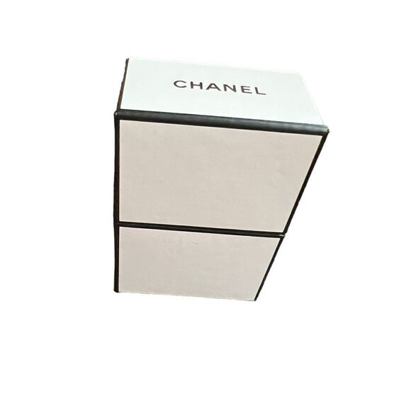 CHANEL Small Gift Box - Picture 1 of 9
